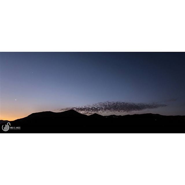 A beautiful, serene sunrise, with the Moon, Venus and some scattered... (Arz Tannoûrîne)