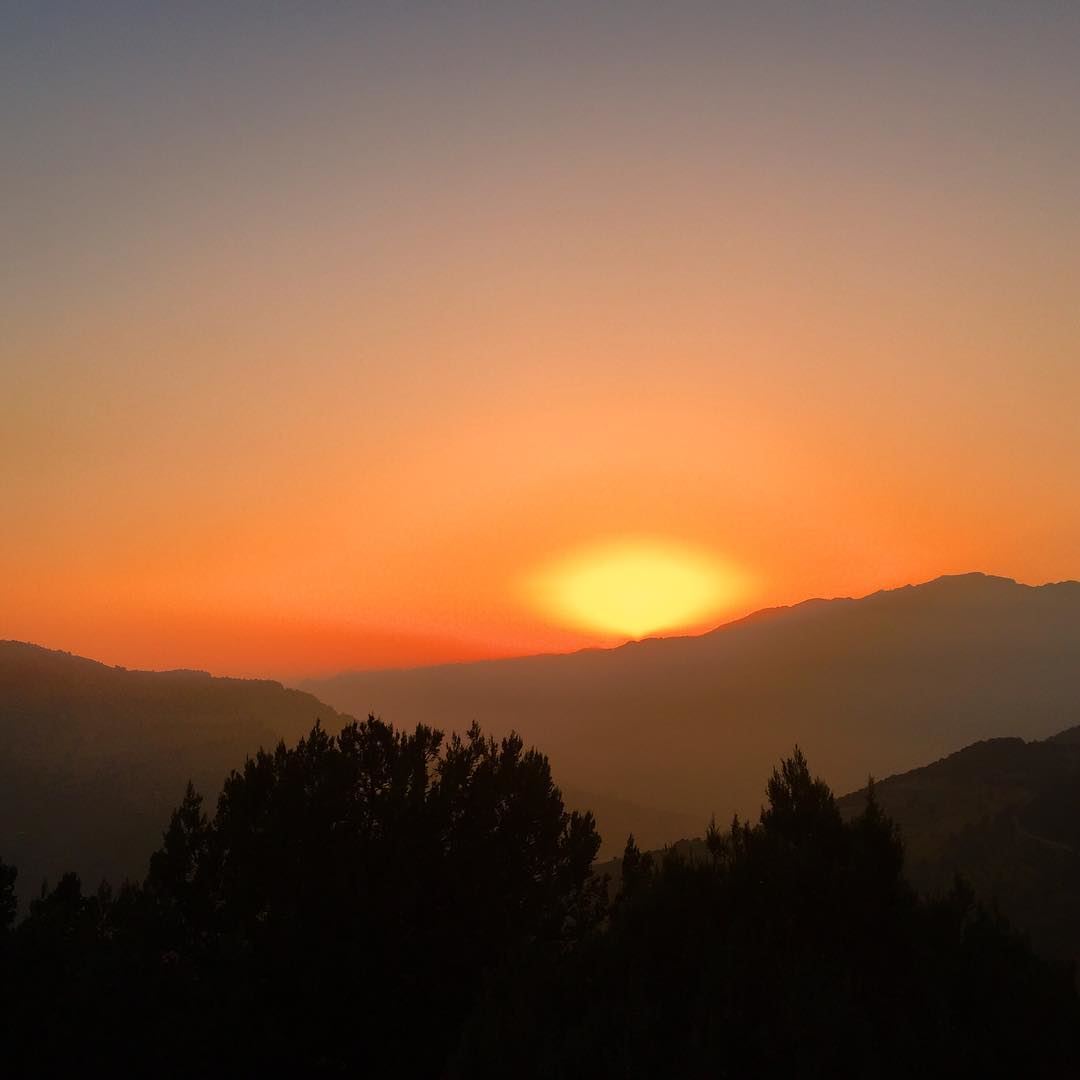A brilliant Sunset from Jabal Mnaitra! looking towards Qartaba (just below... (Jabal el Mnaïtra)