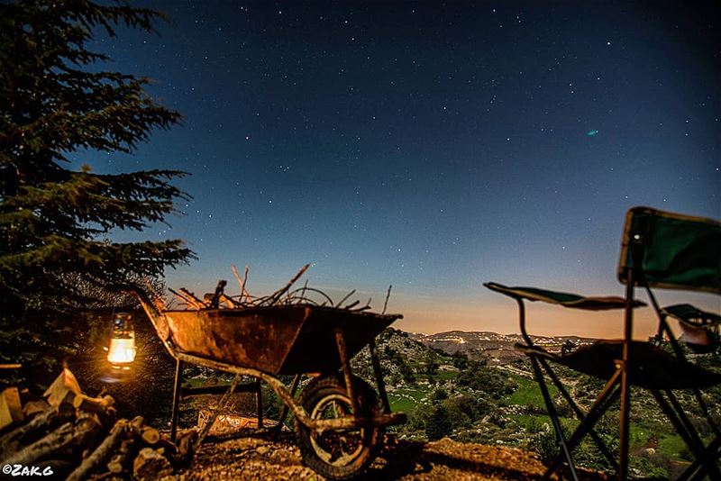 A cedar tree, a chair, a bonfire startup (using a construction trolley),... (Cedars Ground Campsite)