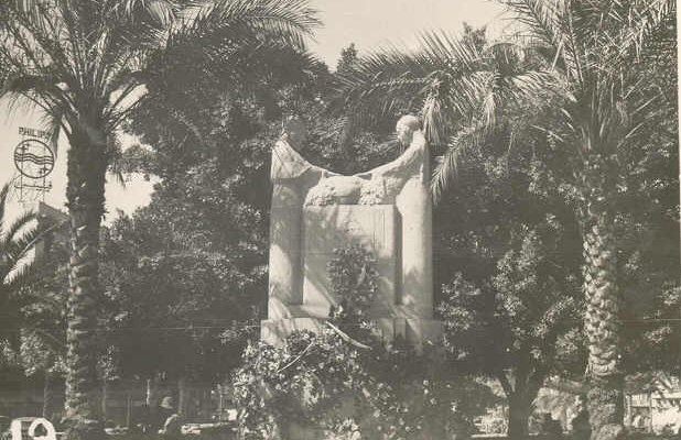 A Christian and a Muslim Lebanese women holding hands. Removed in the 50&rsquo;s, Martyrs Square  1942