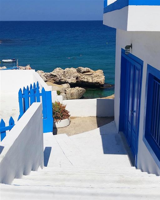 A costa do mar de Anfeh tornou-se bastante popular quando as casas de... (Anfeh, Lebanon)