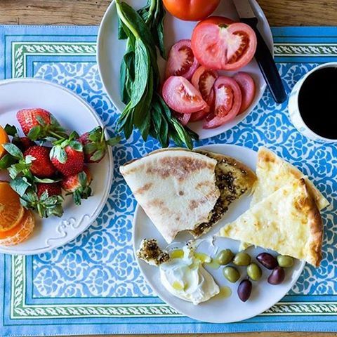 A delicious Lebanese breakfast to start the weekend 😋☀️ Credits to @thelebaneseplate