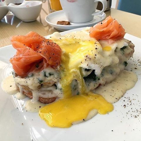 A different innovative style of eggs benedict 😍🍴 Credits to @thewanderfulfoodie  (Baguette & Co)