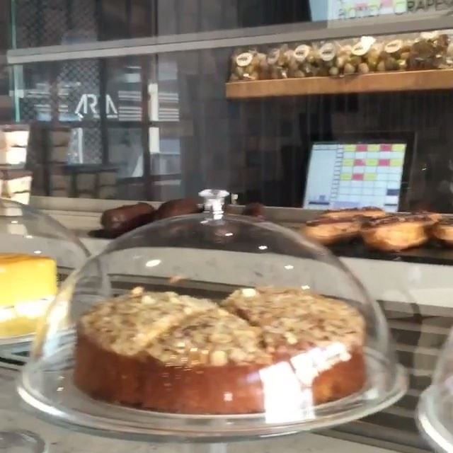 A dream bakery in our neighborhood @ohbakehouse monot and what can be better than this to start your Saturday... (Mono)