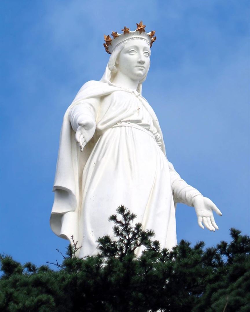 A enorme estátua de bronze da Virgem Maria, conhecida como Nossa Senhora... (Our Lady of Lebanon)