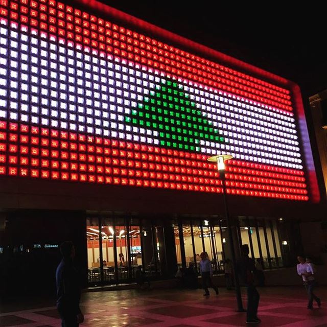 A enorme fachada de LED do principal cinema de Beirute @cinemacitysouks,... (Beirut Souks Cinemacity)
