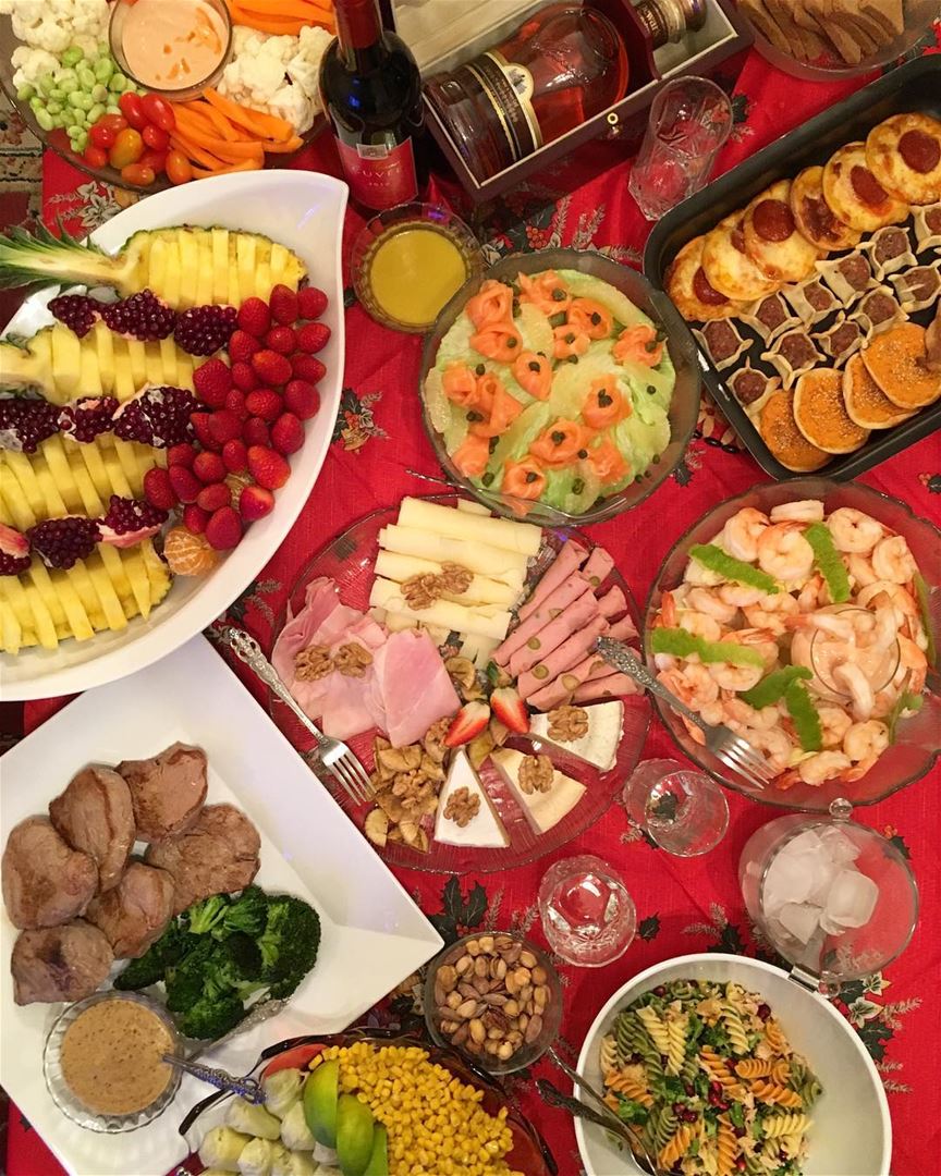 A festive spread 🥂 Merry christmas Everyone 🎄🎁 Peterbyekolwenmaken..... (Ghanimé)