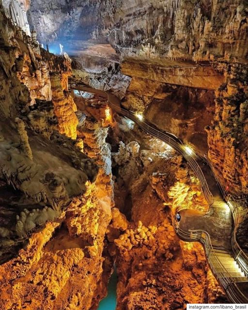 🇱🇧🇧🇷 A Gruta Jeita é uma das mais incríveis aglomerações de... (Jeita Grotto)