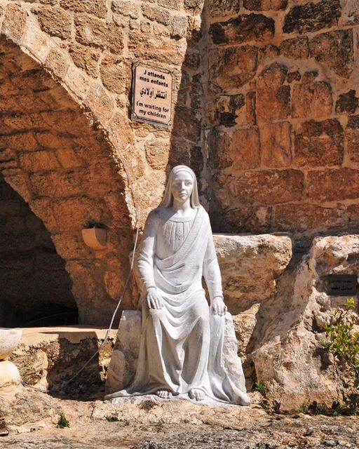 A gruta sagrada no sul do Líbano onde a Virgem Maria descansou enquanto... (مزار سيّدة المنطرة  -  Our Lady of Mantara Sanctuary)
