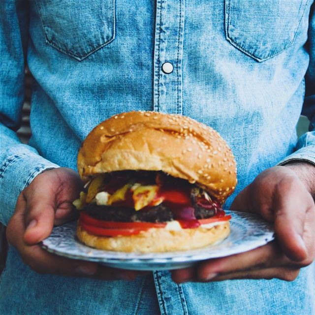 A Hummus Beef Burger 🍔 🤗😋...