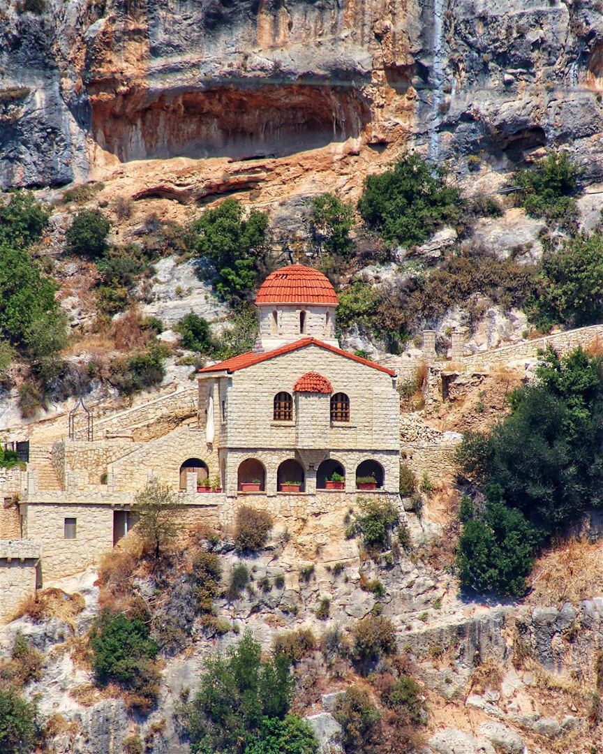 A igreja de São Jacob pertence a um imponente mosteiro na aldeia de Kousba... (Koûsba, Liban-Nord, Lebanon)