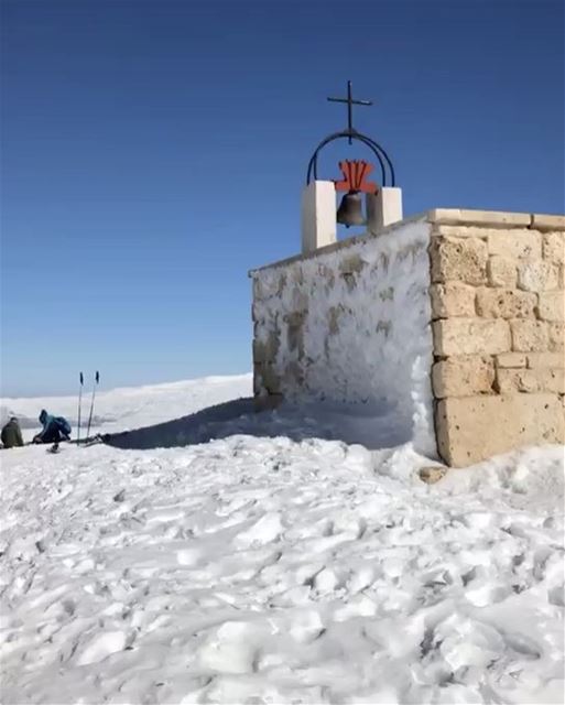 A igreja mais alta do Oriente Médio, no topo de uma montanha do Líbano. Víd (Top of Mzaar Kfardebian)