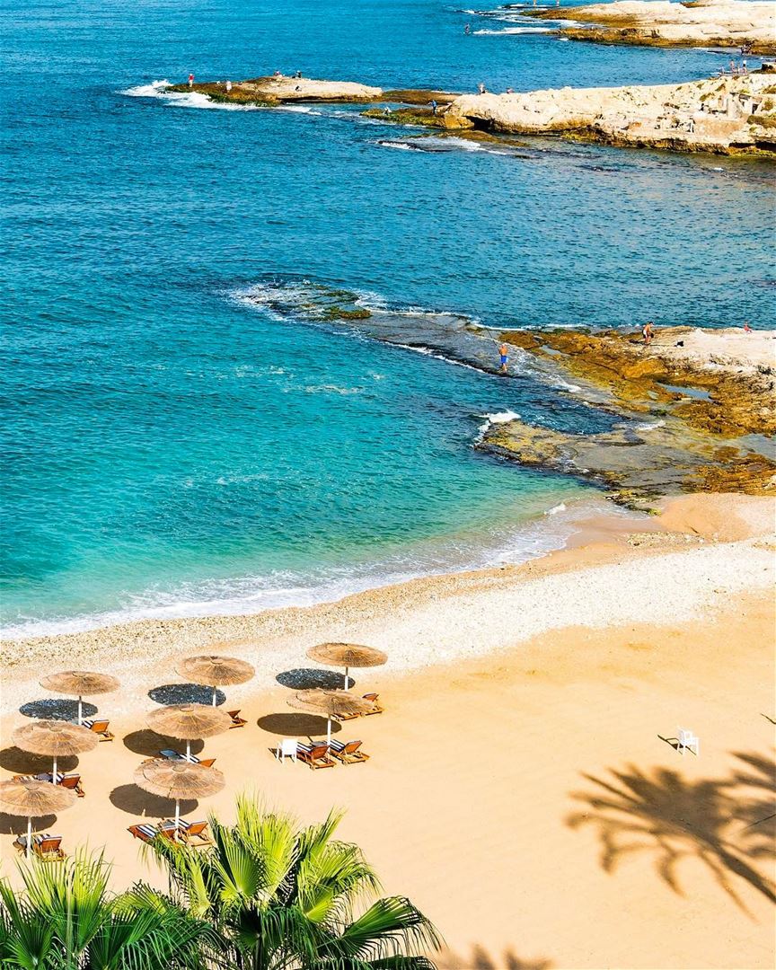 A linda praia privativa do Mövenpick Hotel & Resort em Beirute 🇱🇧 The... (Mövenpick Hotel & Resort Beirut)
