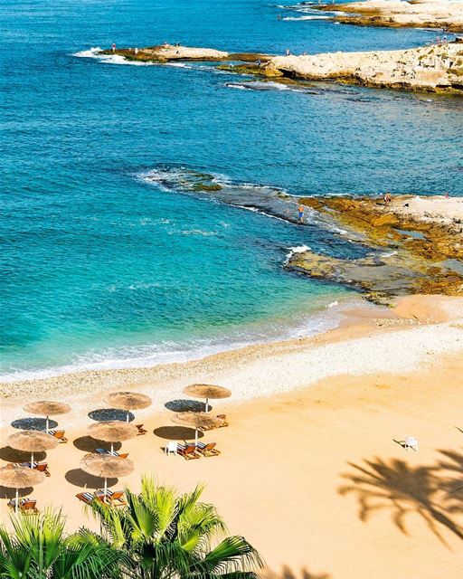 A linda praia privativa do Mövenpick Hotel & Resort em Beirute 🇱🇧 The... (Mövenpick Hotel & Resort Beirut)