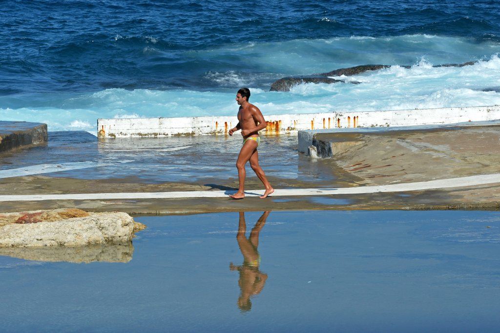 A man runs during a sunny day at the corniche al-Manara in Beirut. (WAEL HAMZEH / EPA)