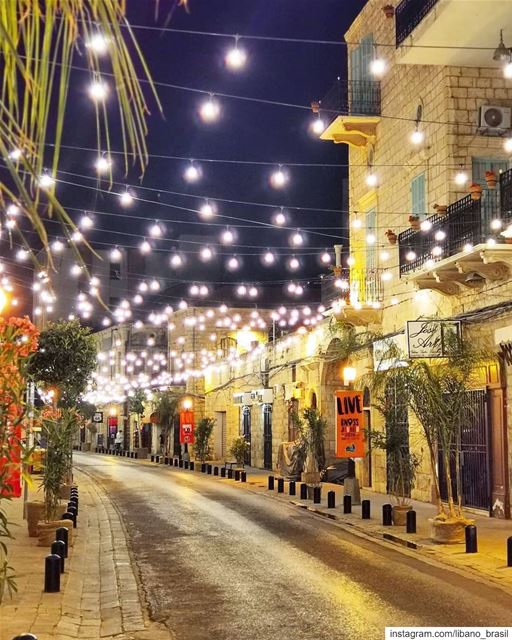 🇱🇧🇧🇷A noite te convida para um agradável passeio ao ar livre pelo... (Jounieh Old Souk)