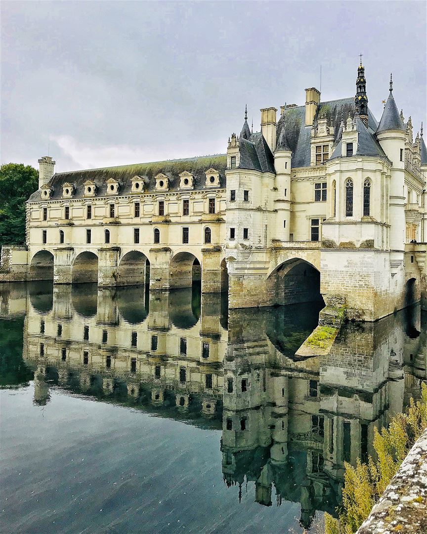 A perfect day trip from Paris to Loire discovering its wonderful castles.• (Château de Chenonceau)