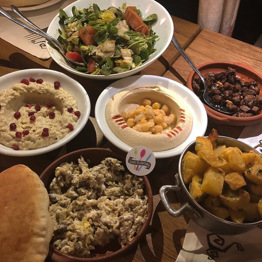 A perfect lebanese spread 😍😋 @enabbeirut  marmikhael ... 580flavors ... (Enab Beirut)