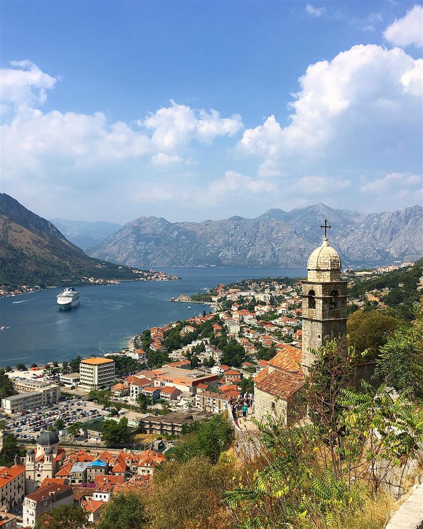 A postcard from Montenegró 🇲🇪..... wow_planet  fantastic_earth ... (Fortress of Kotor)