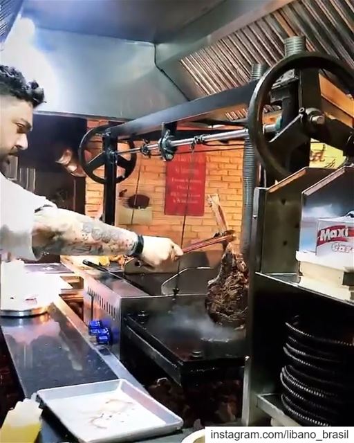 🇱🇧🇧🇷 À procura de um bom churrasco no Líbano? O apresentador da GNT,... (Meats and Bread)