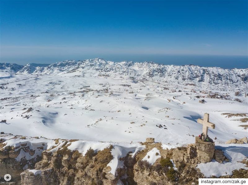 A shot from the skies.  drones  droneoftheday  mountain  cross  snow ... (Akoura, Mont-Liban, Lebanon)
