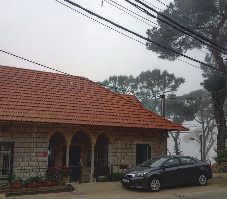 A traditional lebanese old house in the mountains.🏡💚🧡 photographie ... (Lebanon)