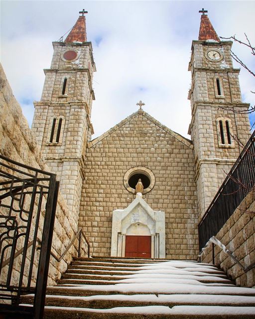 A warm place for snow just like for everyone to stay. church ... (Hadeth El Joubbe, Liban-Nord, Lebanon)