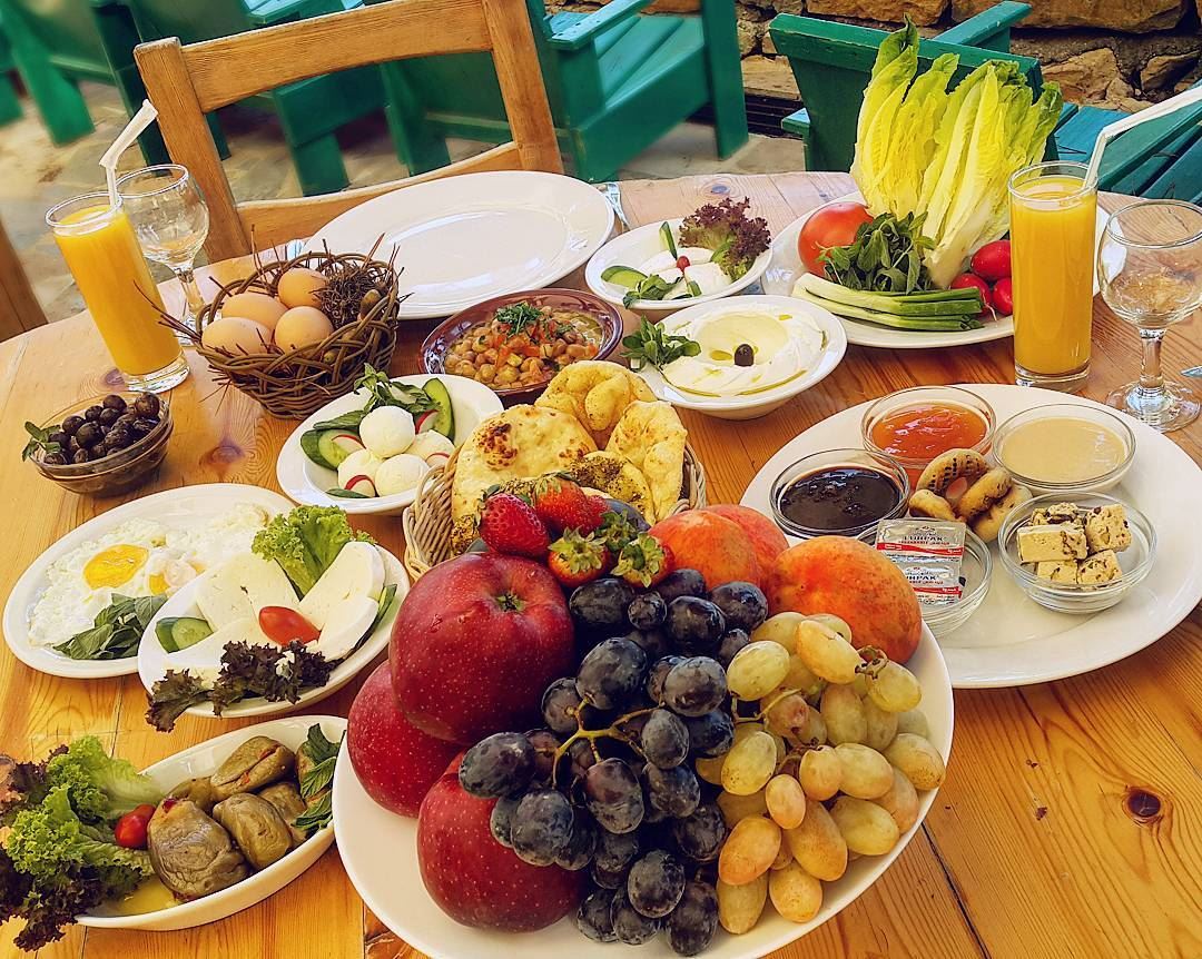 A yummy authentic Lebanese breakfast! 😋🧀🍎Tag someone you would share it...