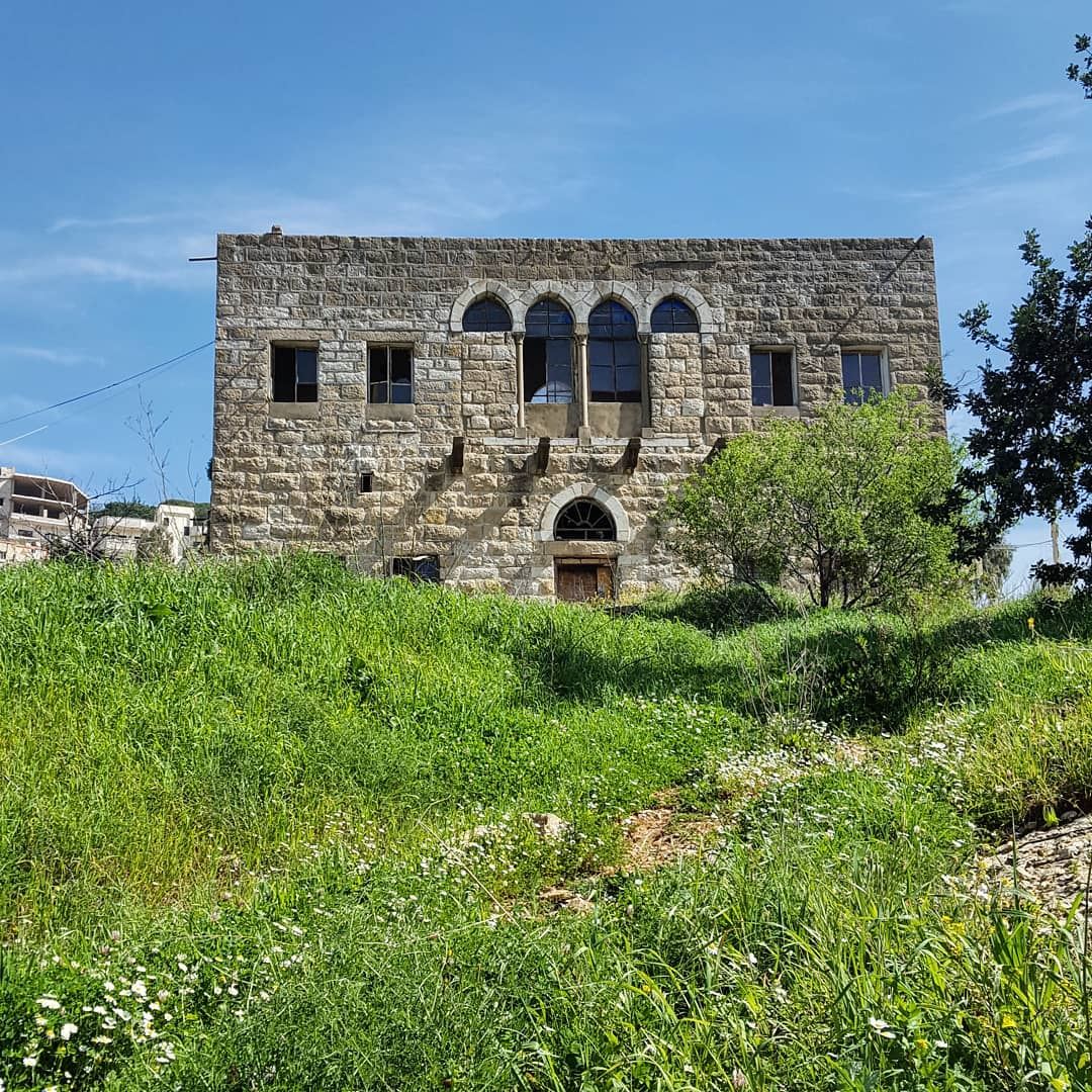Abandoned 🏡..... livelovebeirut  wearelebanon  insta_lebanon ... (Aramoun, Mont-Liban, Lebanon)
