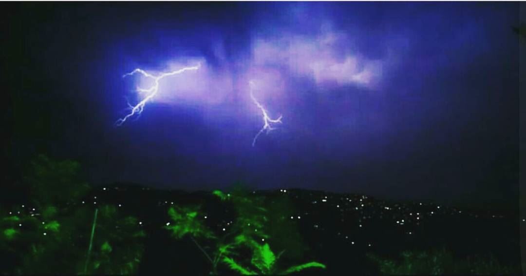  aboutlastnight  summer  storm  thunder  thunderbolt  bluesky  darksky ... (Chhim Al Chammis)