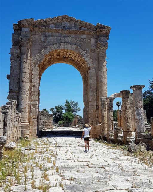 Admirando as ruínas de Tiro, cidade fenícia da origem paterna do mais... (Tyre, Lebanon)