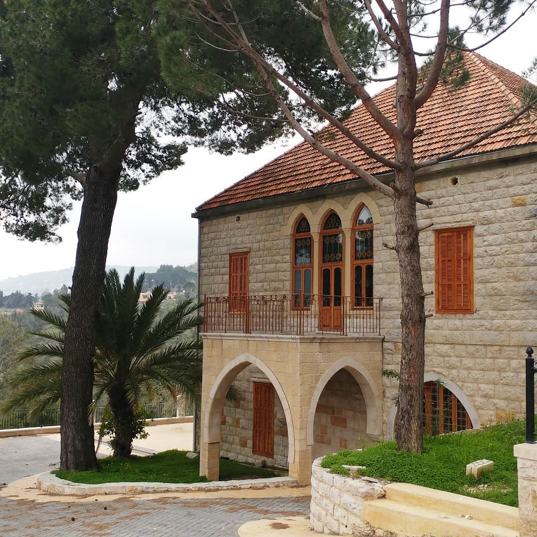 Admiring this house whenever I drive by it. It has two huge balconies on... (Jdeïdé, Mont-Liban, Lebanon)