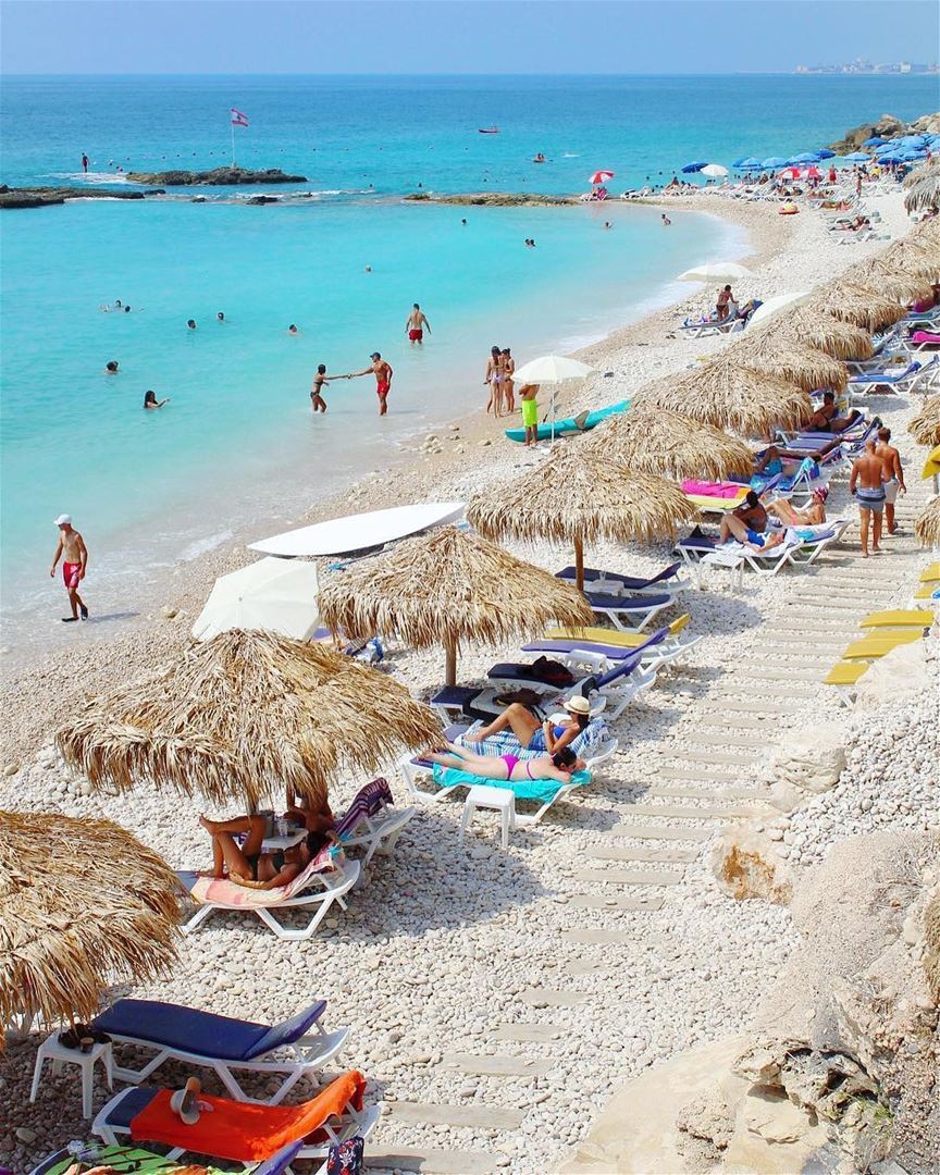 Ainda tem mais um mês de verão no Líbano, ​​e a praia é uma opção ideal... (Batroûn)