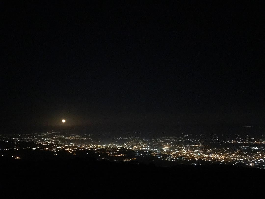 ~..ALMOST FULL Red Moon: Driving to the moon 🌘🚗..~ amazingview @amazing (Al Knaysah, Mont-Liban, Lebanon)