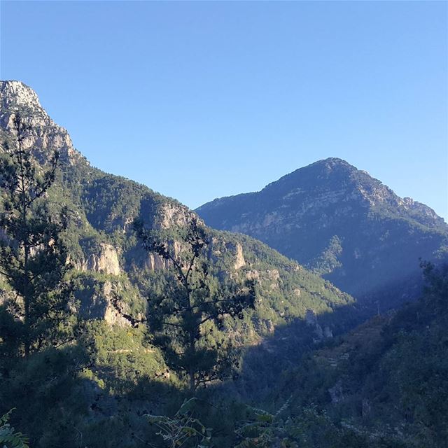Always admiring the pattern of the lebanese moutainsThis is Chouwen...
