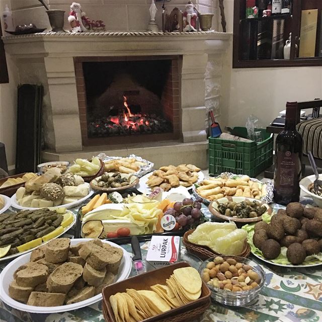 Always “chi 3al sari3” dinner turns out to be a perfect table full of many... (Bterrâm, Liban-Nord, Lebanon)