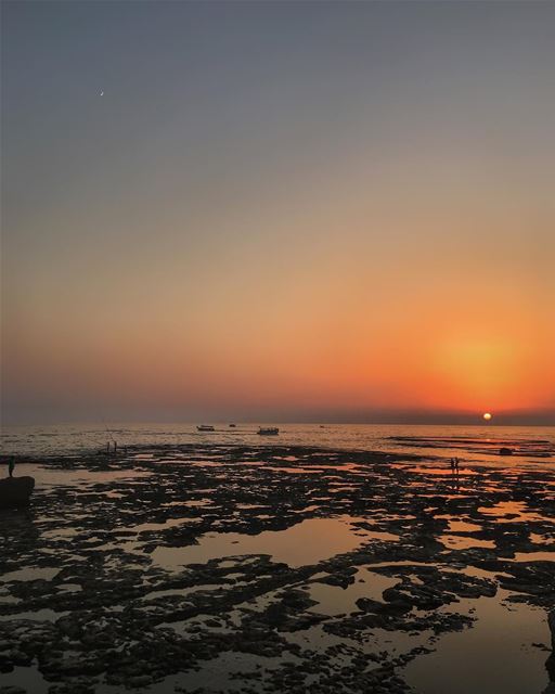 Always look up in life! ❤️ Caught the sun ☀️ & the moon 🌙 in one frame ... (Byblos - Jbeil)