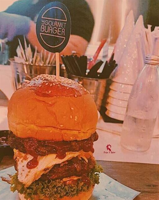 An irresistible view! 😍🍔 .-------------------------------📍 @legourmetb