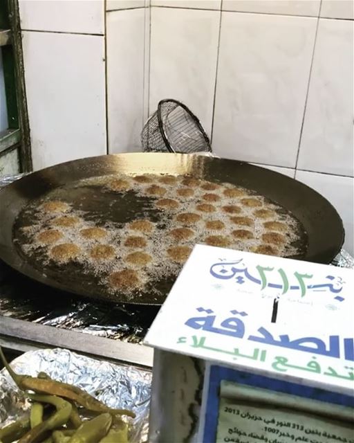 ana bede sandwich falefil mn 3nd Khalife | wanting a falafel sandwich from... (بيروت كورنيش المزعه)