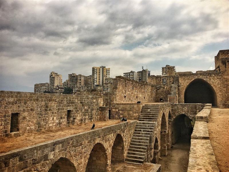 Ancient vs Old 🏛🏚 (Château Saint-Gilles)