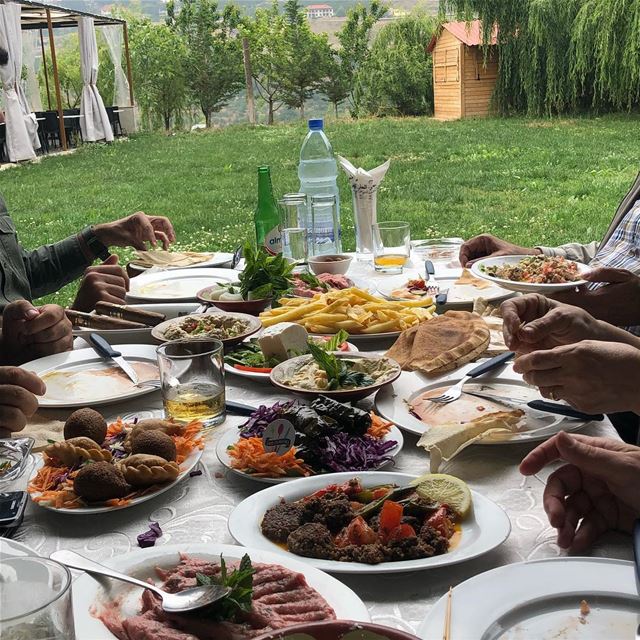 And here’s how we spend our Sunday 😍😍 a perfect lebanese lunch @diwenkase (Diwen Kaser el Mezza Ehden)
