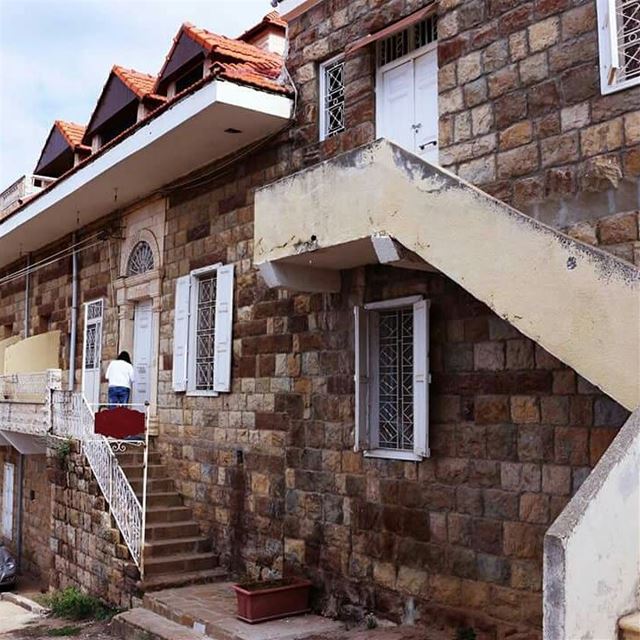 And we still can find  villages with inhabited  ancient  architecture in ... (Hadath El Joubee)