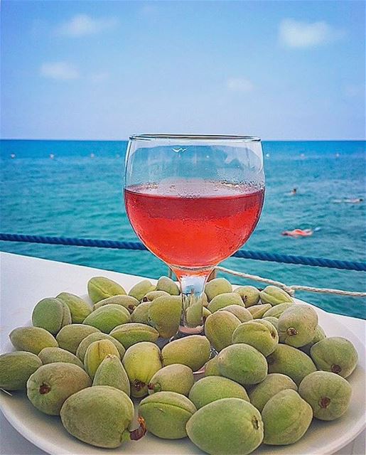  anfeh en Bleu et rosé 💙🍷 pour le premier vendredi d'été 🌞... (Wassim 3al Ba7er)