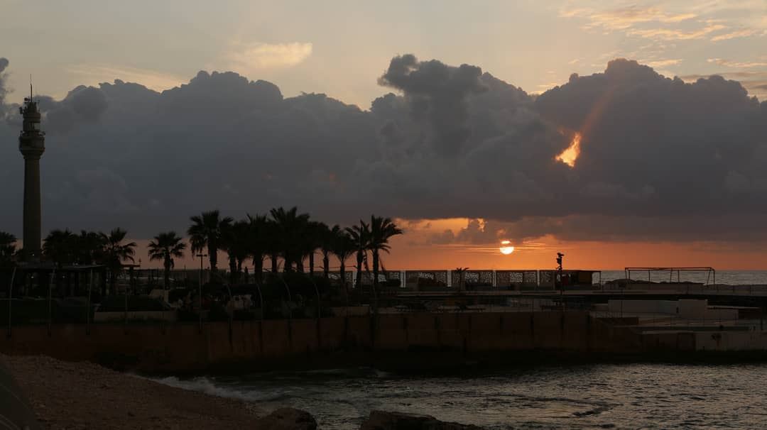 Another unbelievable cloudy sunset in Beirut. What we see is really... (Manara Beyrouth)
