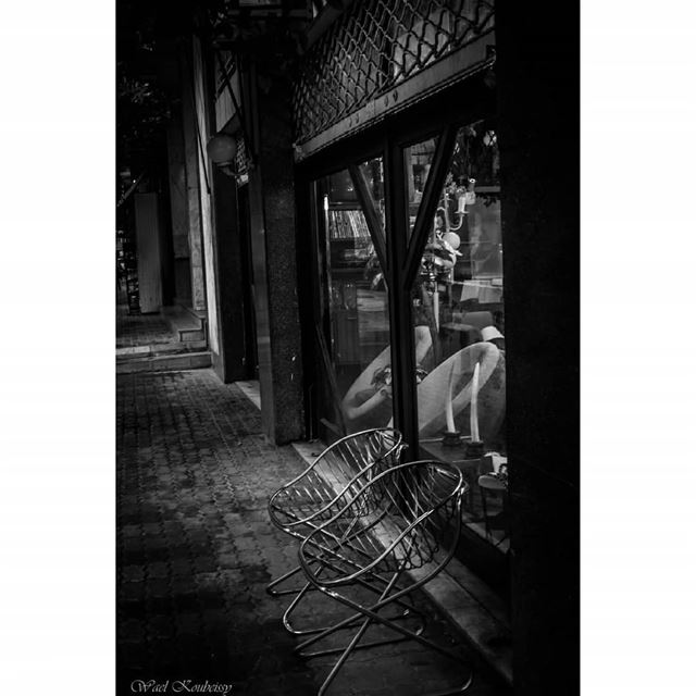 antique  store  chairs  sidewalk  street  lebanon  windowdisplay ... (Basta antiques district)