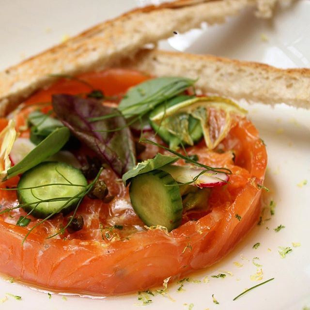 Any salmon lovers? This salmon tartar at @sudrestaurant is so fresh and delicious 😍😍😍 You can out the full review on Travelingwiththyme.com ❤️ (SUD Restaurant)