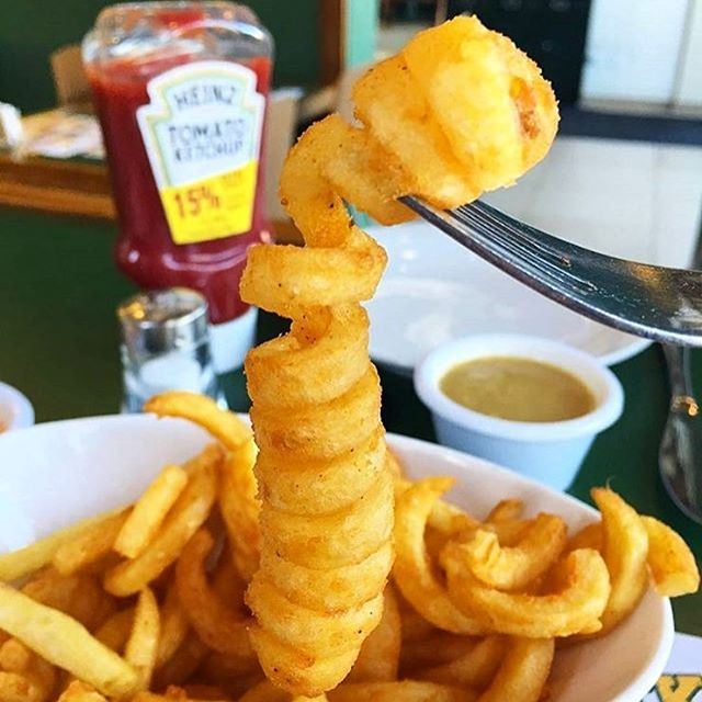 Anyone a fan of curly fries 😍😍😍🙋🙋🙋 curlyfries Credits to @sarahsfoodblast  (Geeks Saida)