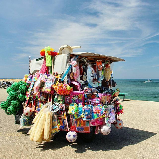 Anything you might wish is in this mobile beach shop ⚽️🎾🎯🎲🎣🏓⛵️ (El Mîna, Liban-Nord, Lebanon)