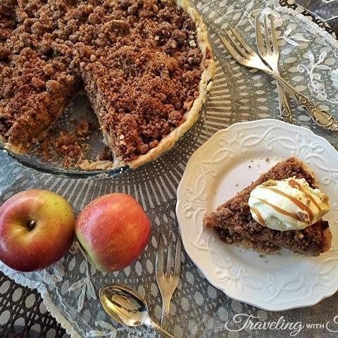 Apple Crumble Pie with Salted Caramel 😱👅💦 Want the Recipe? Check it out on TravelingwithThyme.com (link in bio) 🍎❤️