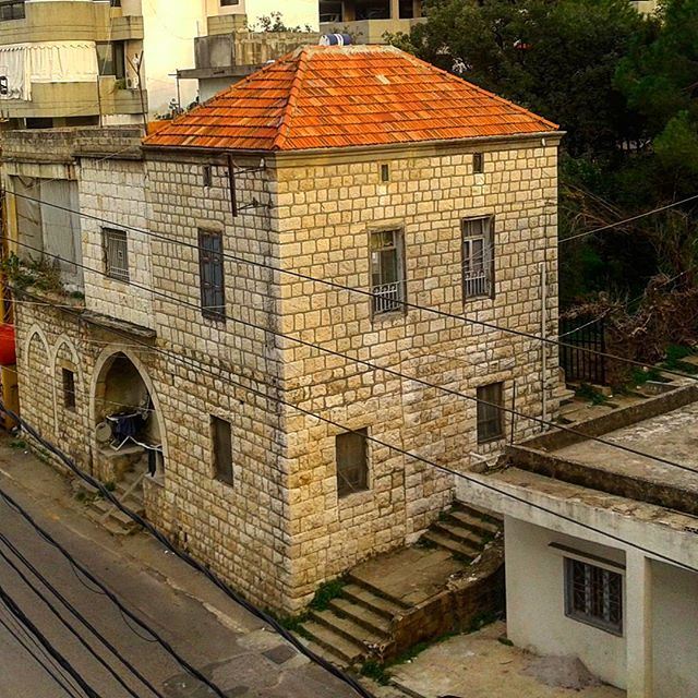 architecture oldlebanesearchitecture oldlebanonhouses lebanonhouses redbrick oldstonehouses oldstucture (Mazraat Yachoua)